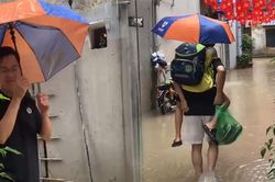 Nhiều tuyến phố Hà Nội ngập sâu, bố lội nước 3 lượt cõng con đến lớp