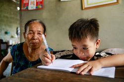 Cậu bé 10 tuổi mắt mờ vẫn đạp xe đi học: 'Con sợ không thấy đường về với ông bà'
