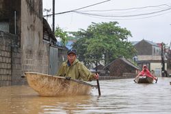 Ngập 3 ngày chưa rút, người dân ngoại thành Hà Nội chèo thuyền đi lại giữa làng