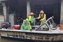 Công an Ninh Bình giúp dân chạy lũ