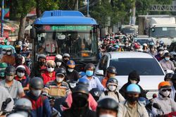 Rào chắn thi công metro, giao thông cửa ngõ sân bay Tân Sơn Nhất thế nào?