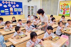 Bữa ăn bán trú: Không chỉ an toàn mà phải đủ chất, phù hợp lứa tuổi