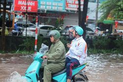 Hà Nội: Nhiều trường chủ động chuyển sang học trực tuyến khi mưa lớn, ngập úng