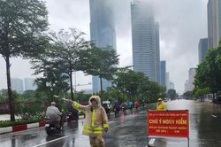 Cảnh sát giao thông Hà Nội phân luồng, hướng dẫn người dân di chuyển trong mưa