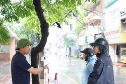 Lãnh đạo phường Từ Liêm trực tiếp kiểm tra, chỉ đạo khắc phục ngập úng