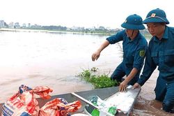 Dân quân xã Liên Minh giúp dân bảo vệ sản xuất giữa mưa lũ