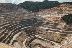Phát hiện một vùng đất chứa vàng kéo dài 7km, 5 lỗ khoan đều trúng quặng chất lượng cao
