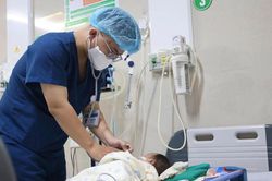 Bé 1 tháng tuổi nhập viện cấp cứu sau khi người lớn nhỏ nhầm axit vào miệng