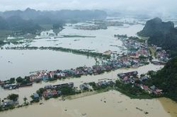 Nước lũ dâng cao, hàng trăm hộ dân ở Ninh Bình chìm trong 'biển' nước