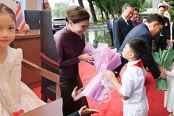 Cô bé 7 tuổi và khoảnh khắc đặc biệt khi tặng hoa Nhà vua Thái Lan