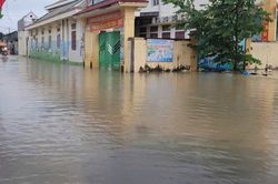 Nước lũ tràn vào phòng học, nhiều học sinh không thể đến trường