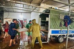Công an Kỳ Sơn bám địa bàn, giúp dân chạy lũ
