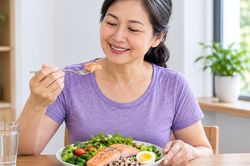 Vì sao ăn đủ protein nhưng bắp tay vẫn nhẽo sau tuổi 50?