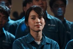 Tiểu Vy làm công nhân nông trường bò sữa vẫn đẹp rực rỡ trong từng khung hình