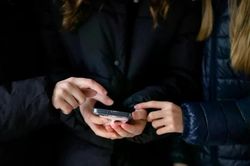 EU đề xuất cấm trẻ em dưới 13 tuổi sử dụng mạng xã hội