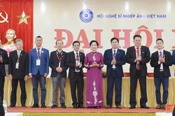 Bà Trần Thị Thu Đông tái đắc cử Chủ tịch Hội Nghệ sĩ Nhiếp ảnh Việt Nam