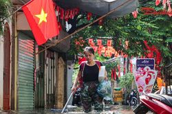 Hà Nội: 5 ngày nước chưa rút, người dân Tứ Liên bì bõm sống giữa ngõ ngập