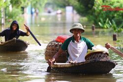 Nước lũ sông Bùi dâng cao, nhiều người dân xã Xuân Mai 'chạy' lũ