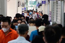 Vì sao người bệnh vẫn ùn ùn đổ về Chợ Rẫy, Y Dược, Ung bướu?