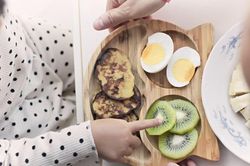 Trẻ cần bổ sung bao nhiêu đạm mỗi ngày?