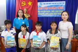 An Giang: Mạnh thường quân góp sức cùng em vững bước đến trường