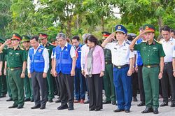 Đoàn công tác Trung ương và TP.HCM tưởng niệm các Anh hùng liệt sĩ tại Côn Đảo