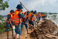 Bộ đội Phòng không - Không quân giúp dân đắp đê Vàng