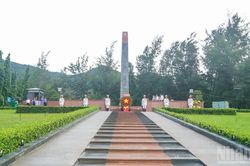 Đoàn công tác Trung ương và Thành phố Hồ Chí Minh dâng hương tưởng niệm các Anh hùng liệt sĩ tại Côn Đảo