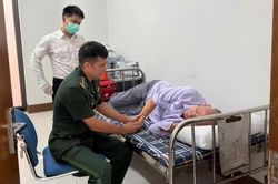 Kịp thời sơ cứu hành khách bị ngất tại cửa khẩu quốc tế Móng Cái