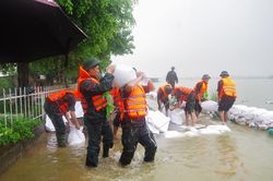 Bộ đội sát cánh cùng nhân dân Thủ đô ứng phó lũ lụt