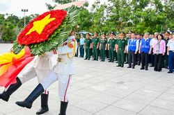 Đoàn công tác Trung ương và TPHCM dâng hương Anh hùng liệt sĩ tại Côn Đảo