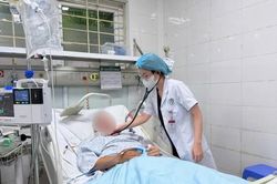 Tưởng ngủ say, người đàn ông hôn mê, sặc phổi sau cuộc rượu