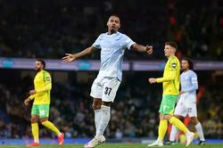 Tài năng 17 tuổi lập cú đúp, Man City đại thắng tại Cúp Liên đoàn Anh