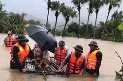 Bộ đội chủ động ứng phó với mưa lớn, căng mình giữ đê, giúp dân tránh ngập