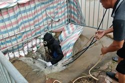 Hà Nội: Người nhái lặn tìm nam sinh nghi mất tích khi đi qua đường ngập