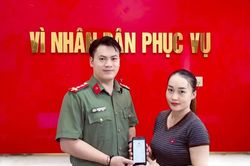 Người phụ nữ Mông 'hốt hoảng' khi nhận 200 triệu đồng từ tài khoản lạ