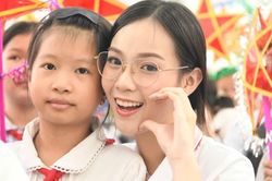 Thí sinh Hoa hậu Việt Nam mang Trung thu tới trẻ em vùng biên Tuyên Quang