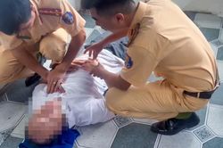 Người đàn ông có biểu hiện bất thường trong quán ăn, Tổ CSGT trợ giúp kịp thời