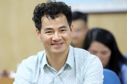 Cục trưởng Xuân Bắc 'căng thẳng vẫn tạo dáng', ca sĩ Tóc Tiên quá sexy