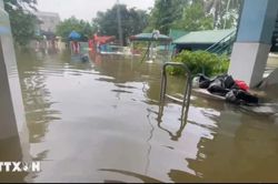 Trường học tại ngoại thành Hà Nội vẫn bị ngập sâu do mưa lớn