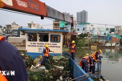 Chuyến ghe làm sạch những dòng kênh đô thị trong Thành phố Hồ Chí Minh