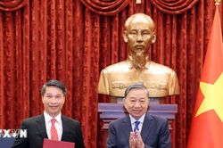 Tổng Bí thư, Chủ tịch nước Tô Lâm trao quyết định bổ nhiệm 2 Đại sứ Việt Nam tại nước ngoài