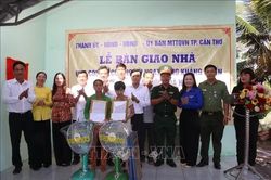 Bàn giao nhà cho con đẻ người hoạt động kháng chiến bị nhiễm chất độc hóa học