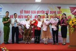 Trao sổ hồng nhà ở xã hội cho 100 hộ dân phường Phước Tân