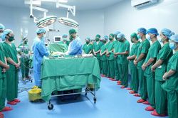 Gần 20 y bác sĩ cúi đầu trước người hiến tạng: Sự sống được tiếp nối