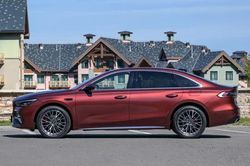 Xe sedan hạng D động cơ PHEV, giá chưa tới 500 triệu đồng