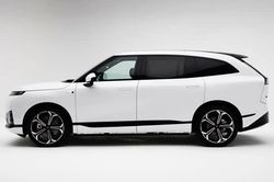 SUV cỡ lớn công suất 496 mã lực, trang bị tối tân, giá gần 940 triệu đồng