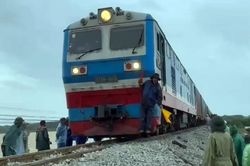 Ngành đường sắt ngừng chạy nhiều chuyến tàu Bắc-Nam do mưa lũ