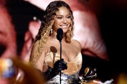 GRAMMY khôi phục chiến thắng lịch sử của Beyoncé