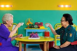 Hai 'người bà quốc dân' Na Moon Hee, Kim Young Ok tái hiện tình bạn 60 năm trong MV của IU
